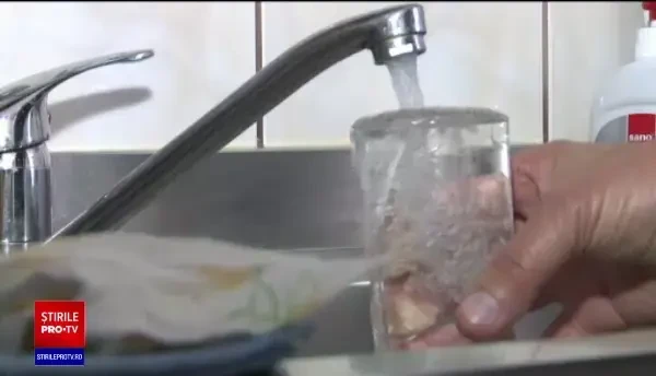 Românii risipesc apa în timp ce alții învață de mici să fie chibzuiți. Consumăm cu 50% mai mult decât avem nevoie