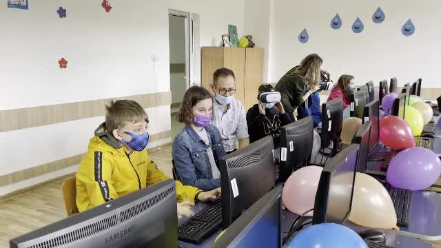 De Ziua Copilului, elevii unei școli din județul Cluj au primit cadou un laborator