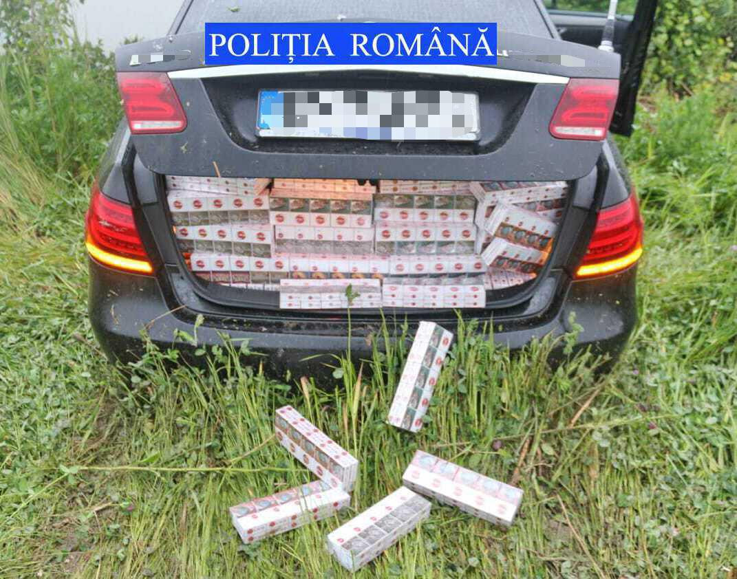 Ce a căzut din portbagajul mașinii unui șofer din Neamț, când a fost oprit de polițiști. FOTO