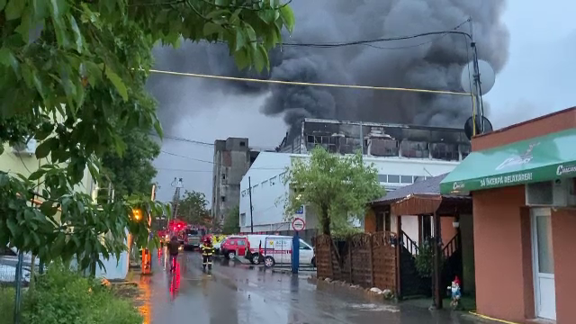 Bucureștiul, amenințat de fum toxic după un incendiu provocat de o mână criminală la un incinerator din Prahova