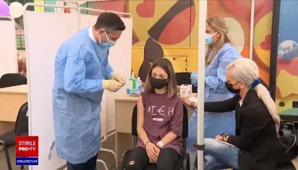 Primii adolescenți au fost vaccinați, în prezența părinților. Rareș: „Eu am avut iniţiativa”