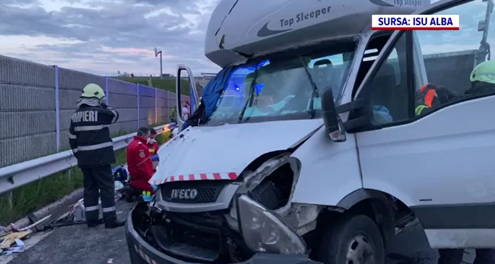 Accident teribil în Alba. Șoferul unei dube și-a pierdut viața după ce s-a izbit violent de parapet