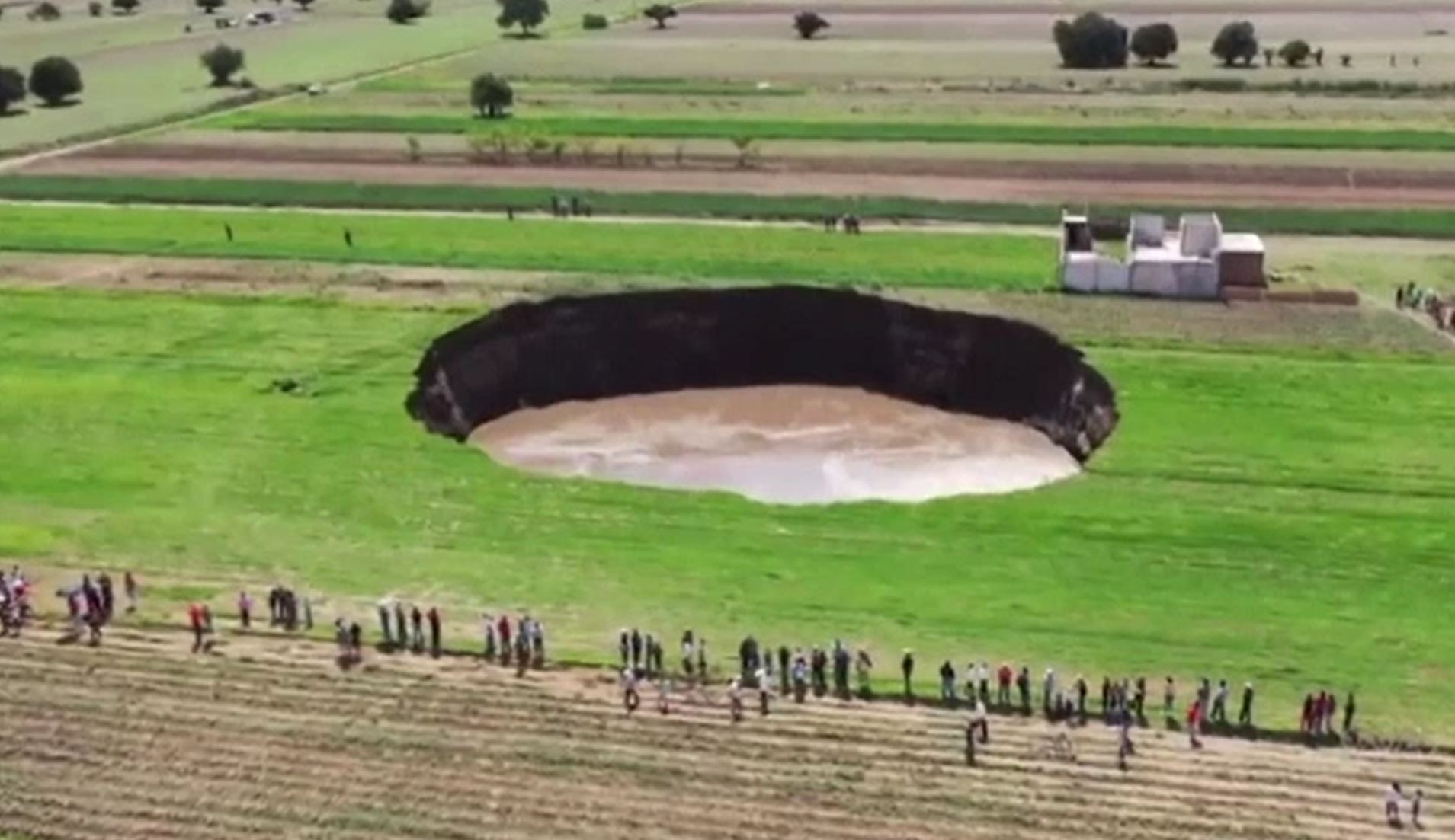Misterul unui crater gigantic, cu diametrul de 60 de metri, apărut peste noapte în Mexic