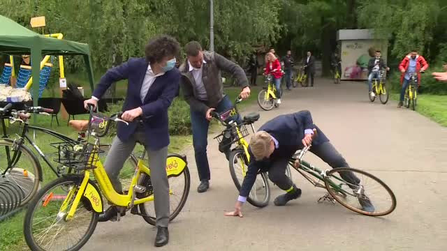 Video. Ministrul Mediului, la un pas să cadă de pe bicicletă, la un eveniment cu Iohannis