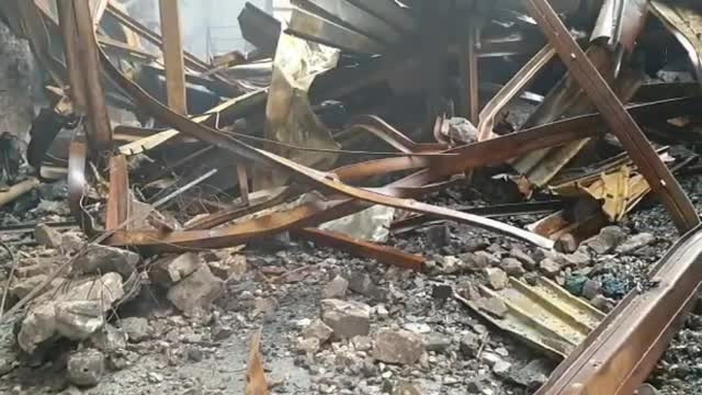 Incendiul de la Brazi. A fost filmat momentul în care bărbatul bănuit se îndreaptă spre hală