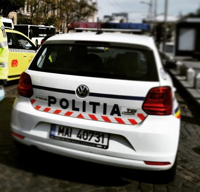 Doi tineri, de 17 şi 20 de ani, au fost înjunghiaţi lângă o școală din Sectorul 2