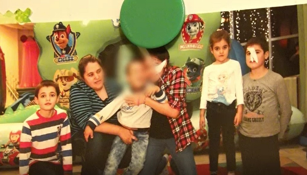 Șase copii sărmani, crescuți doar de mama lor, abia reușesc să se descurce. Visul lor este să vadă marea