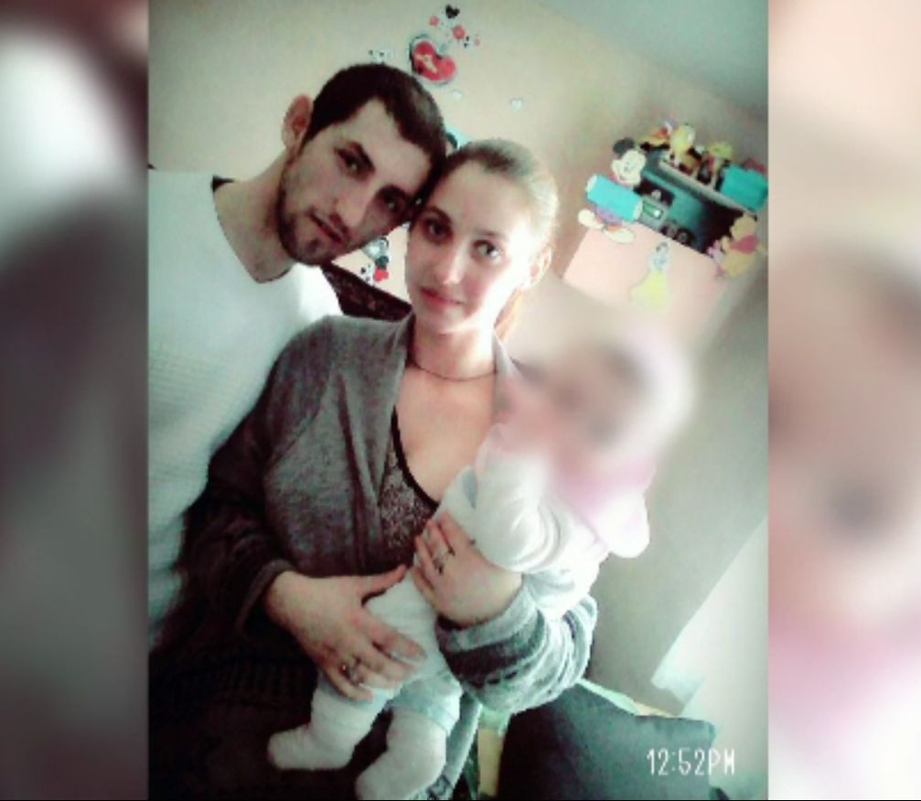 Crimă în Bacău, sub ochii unei fetițe de trei ani. Tatăl gelos i-a înjunghiat mama
