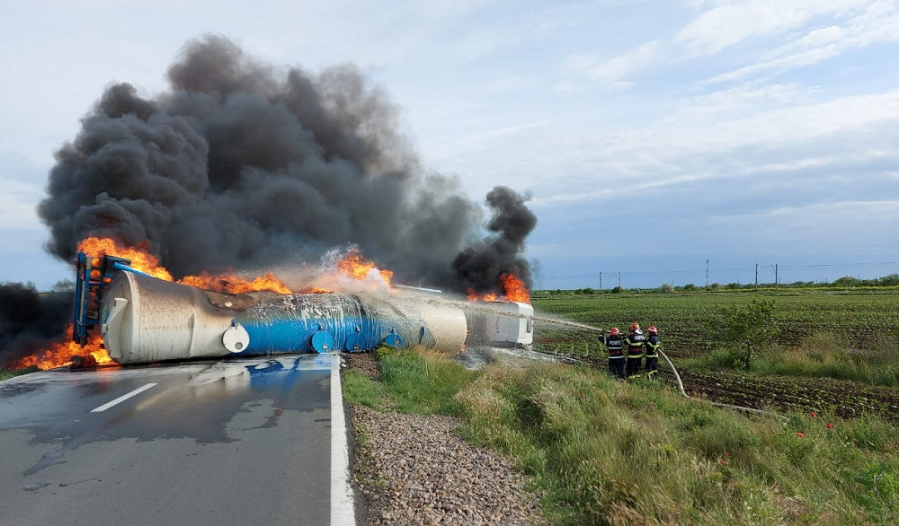 O cisternă cu motorină s-a răsturnat și a luat foc, în Brăila. Șoferul spune că a evitat un mistreț