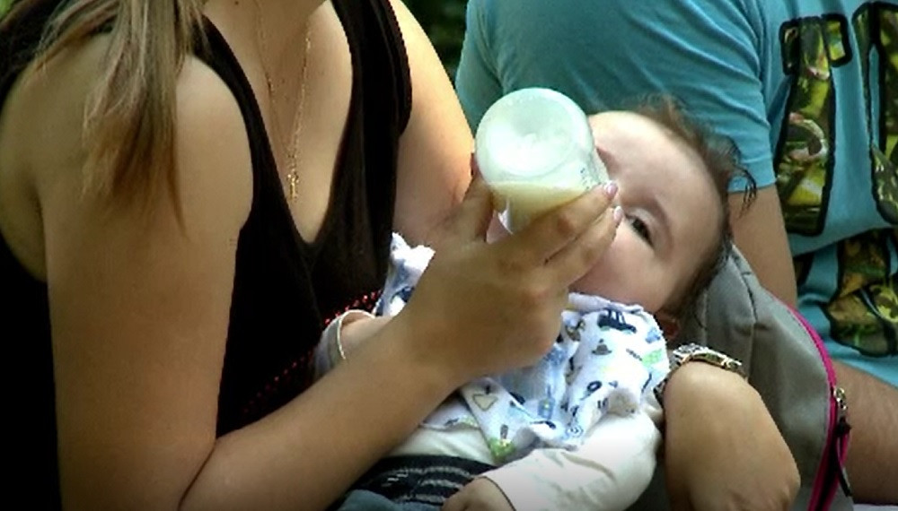 Veste importantă pentru mame. Alăptarea în spațiul public, permisă prin lege