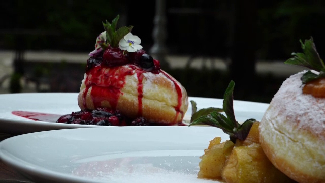 Ziua Internațională a Gogoșilor. Cu ce rețete îndrăznețe își atrag clienții gogoșeriile din România