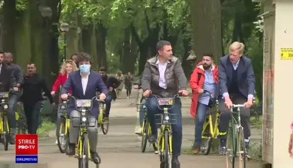 Video. Ministrul Mediului, Barna Tanczos a fost la un pas să cadă de pe bicicletă