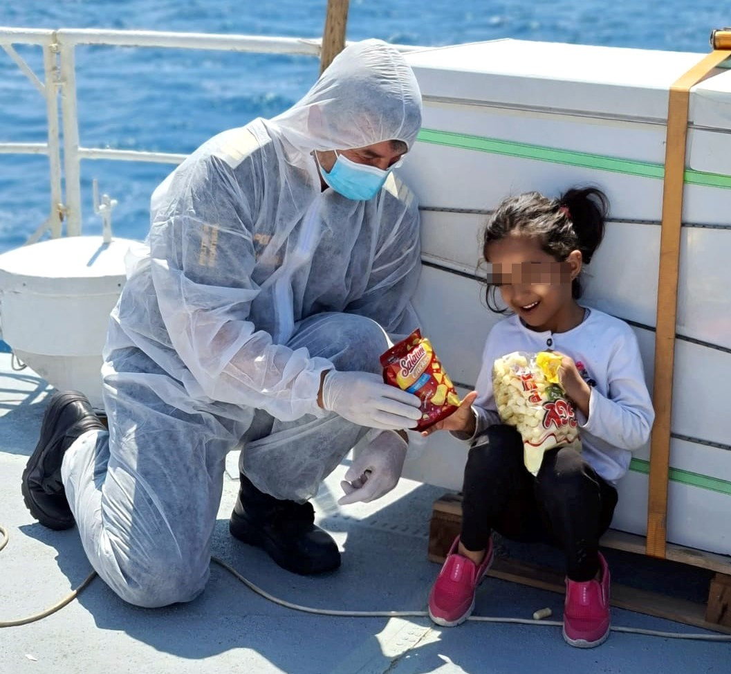 “Zâmbetul fetiţei din mijlocul apelor” – fetiță afgană salvată de polițiștii români din Marea Mediterană