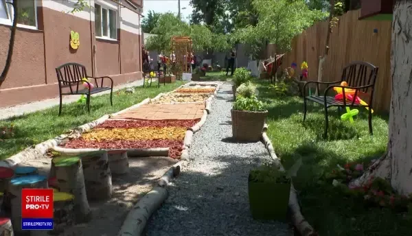 A fost inaugurată singura grădină senzorială dintr-o școală de stat din România. Poartă numele lui Adi Bărar