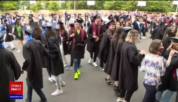 Festivitatea de absolvire a liceului, cu restricții de pandemie. ”Anii de liceu nu se mai întorc, facultăți mai faci”