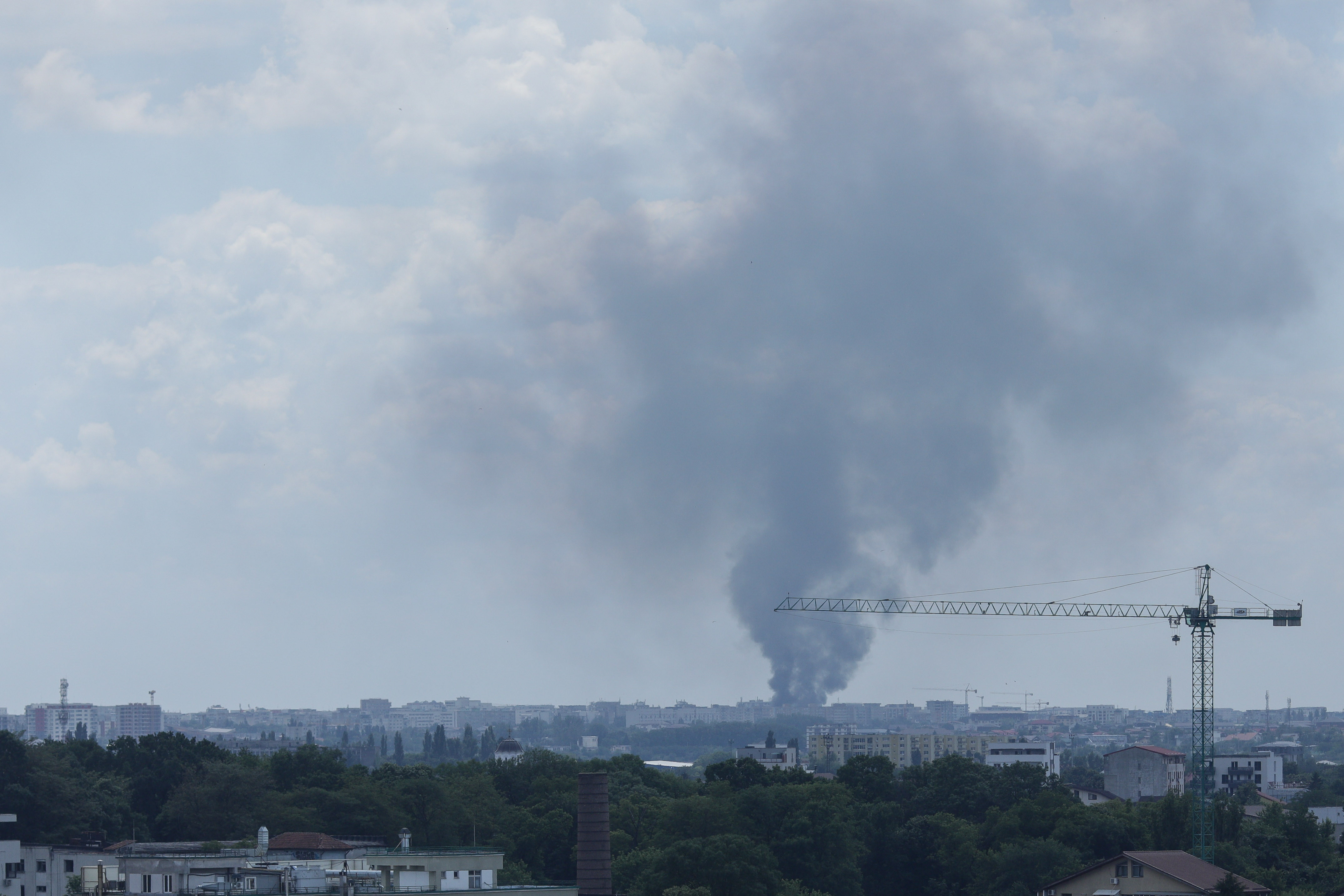 Incendiu la un depozit de deşeuri din Capitală. În interior se aflau butelii şi recipiente sub presiune