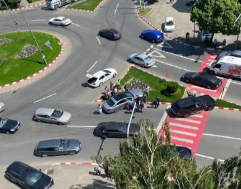 Șoferul unui Mercedes a adormit la volan, de la băutură. Nu s-a trezit nici când a intrat într-un autobuz