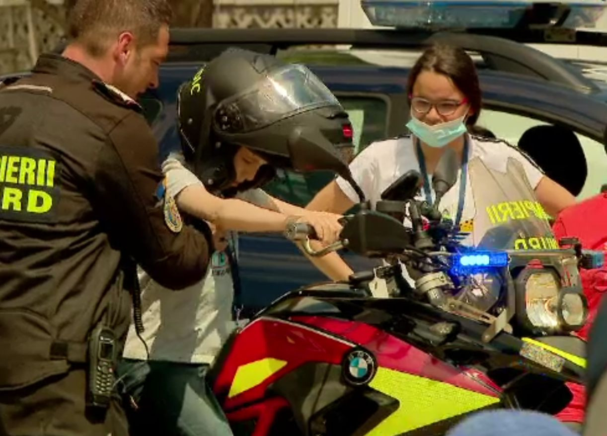 Petreceri pentru copii de 1 iunie, amânate în weekend. Cei mici s-au jucat de-a polițiștii în grădina Senatului