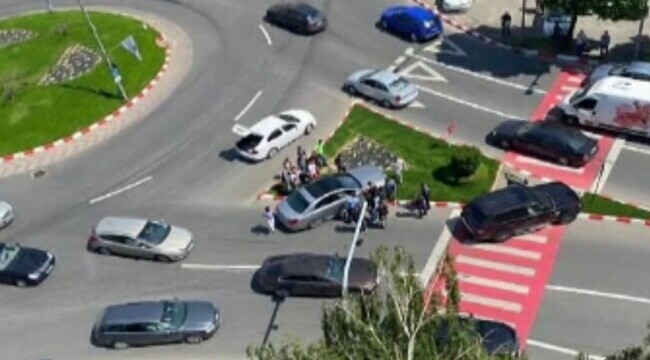 Șoferul unui Mercedes a adormit la volan, de la băutură. Nu s-a trezit nici când a intrat într-un autobuz