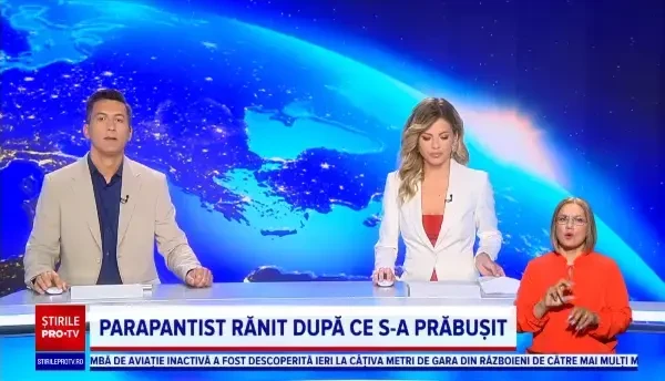 Ambulanță lovită de un autoturism, în București. Un asistent a suferit răni ușoare