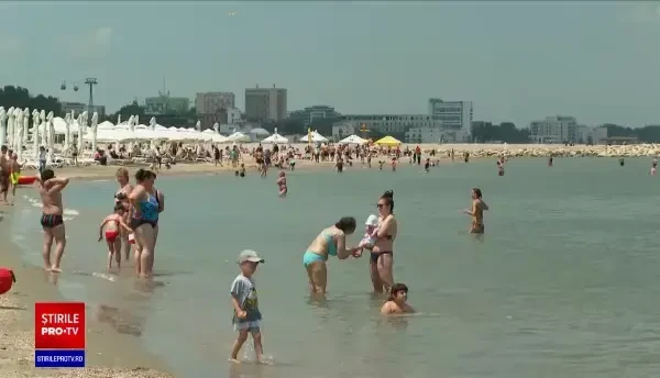 Turiștii s-au bucurat de plajă în primul weekend de vară. „Am auzit că s-a lăţit plaja”