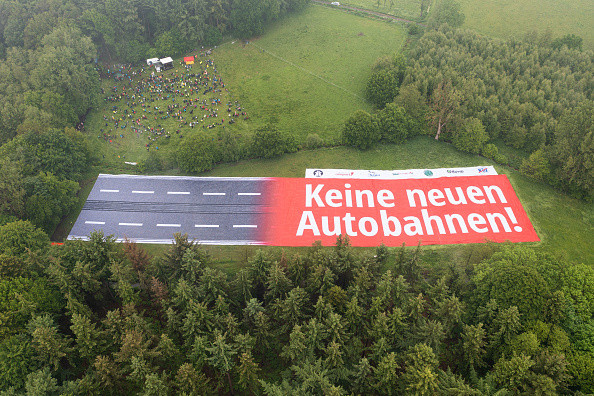Mii de persoane au protestat în Germania față de construirea de noi autostrăzi