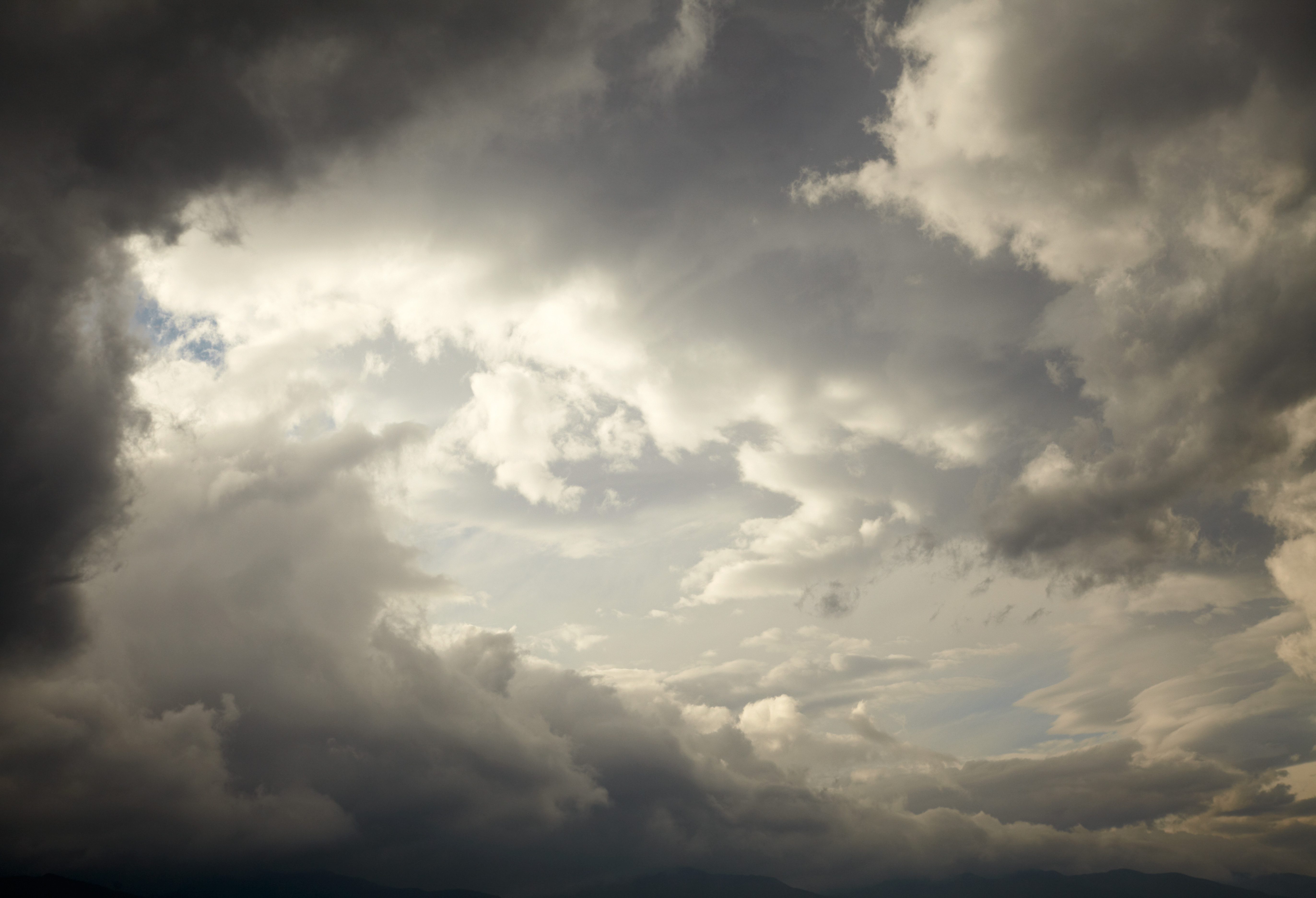 Ploi abundente și vânt puternic în toată țara. Zonele în care va ninge