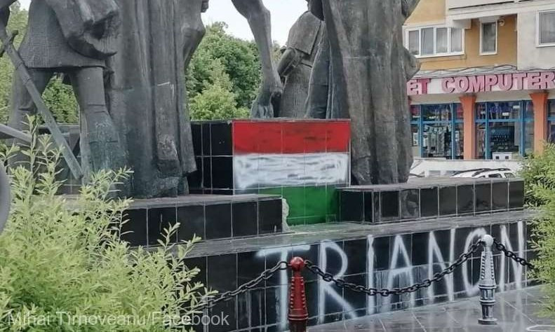 Statuia lui Mihai Viteazul din Sfântu Gheorghe a fost profanată. Autorii au desenat steagul Ungariei