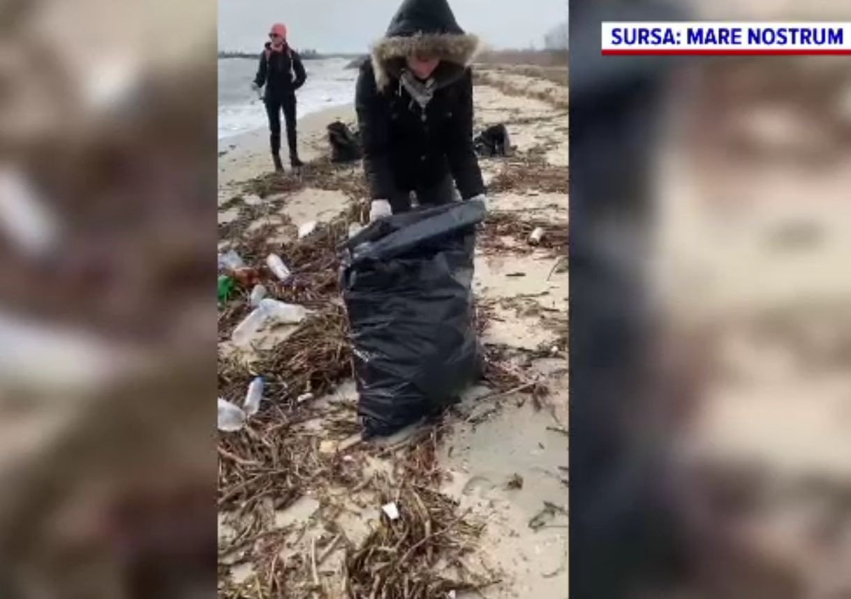 Cele mai murdare plaje de pe litoral, curățate de voluntari. S-au adunat peste 5.500 de gunoaie