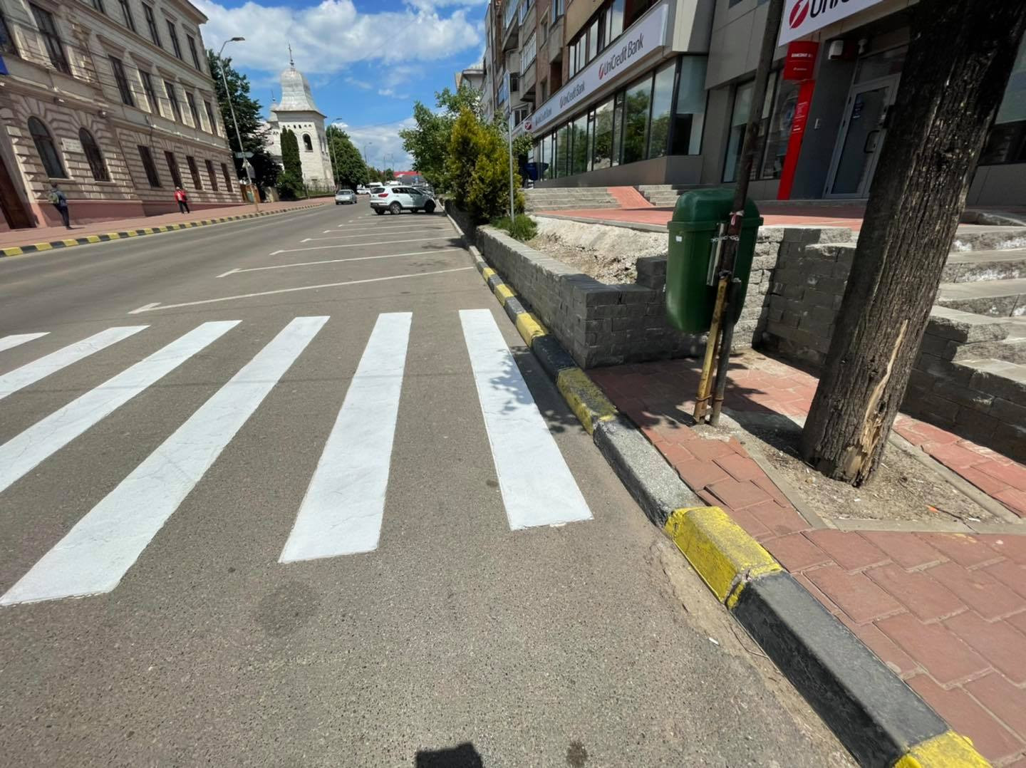 O trecere de pietoni din Suceava care ducea într-un zid a fost refăcută exact în același loc