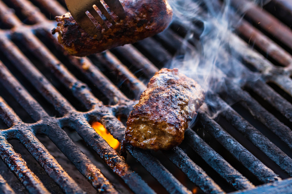 Scandal în cartierul Ferentari, de la un grătar cu mici și bere în curtea blocului. Polițiștii susțin că au fost provocați