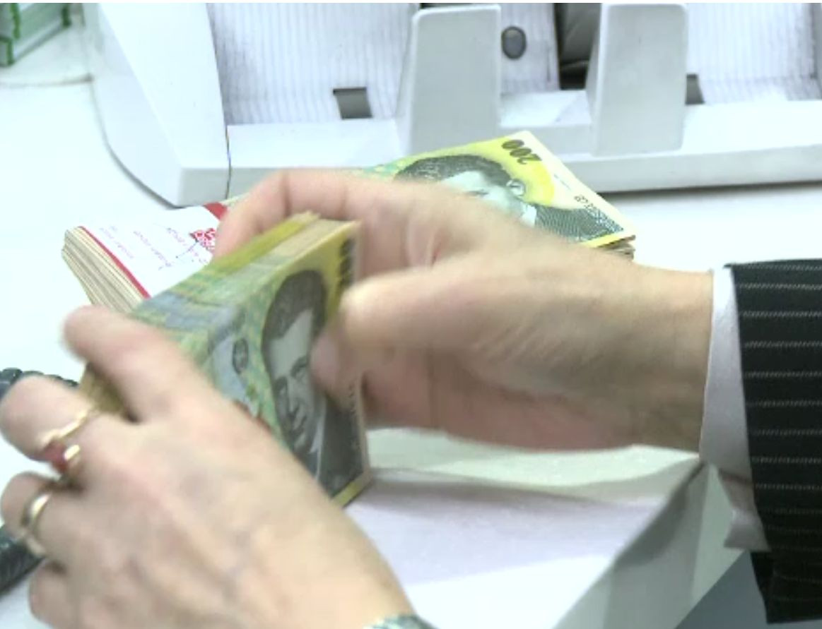 Pe ce au cheltuit banii românii anul trecut. Veniturile medii au fost mai mari decât cheltuielile