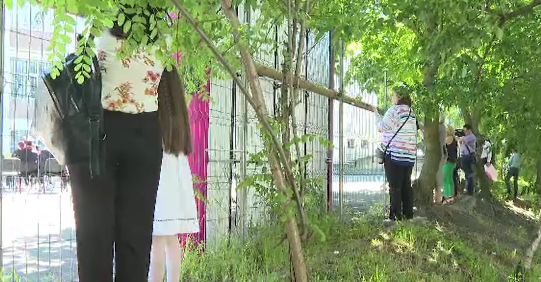 Situație tensionată în Galați, la festivitatea de absolvire a unui liceu. Mai mulți părinți au urmărit ceremonia de la gard