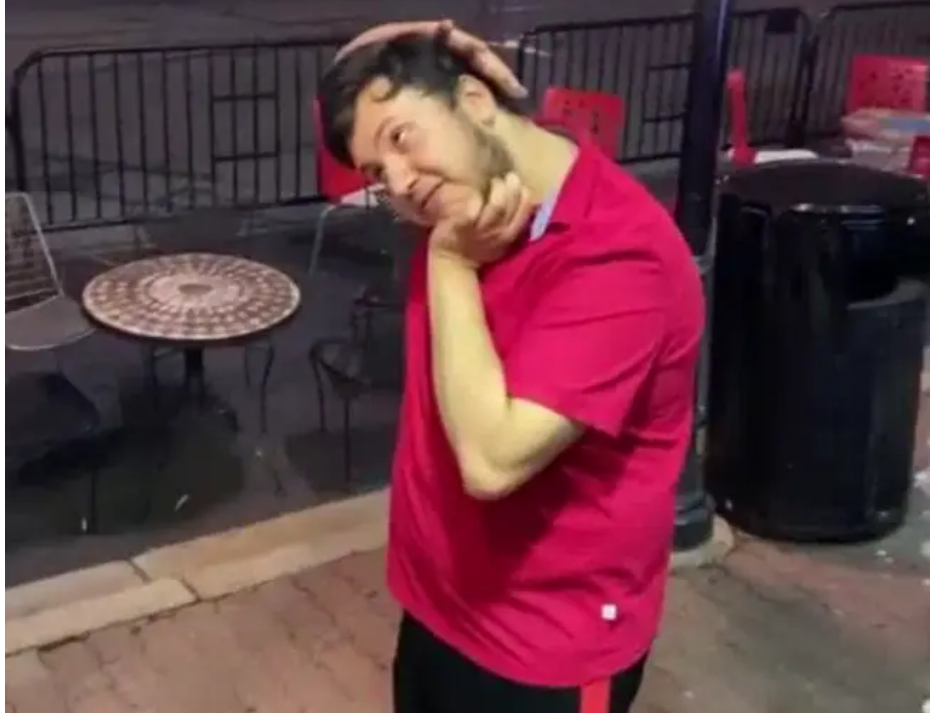 Video. Nu încercați așa ceva acasă. Tânărul care îşi răsuceşte capul la 180 grade