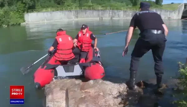 Un tânăr este căutat în apele Jiului după ce ambarcaţiunea în care se afla s-a răsturnat