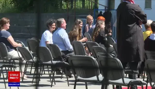 Situație tensionată în Galați, la festivitatea de absolvire a unui liceu. Mai mulți părinți au urmărit ceremonia de la gard