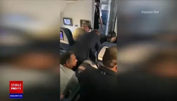 Un bărbat care a încercat să intre în cabina piloţilor, la bordul unui avion în zbor, imobilizat de pasageri