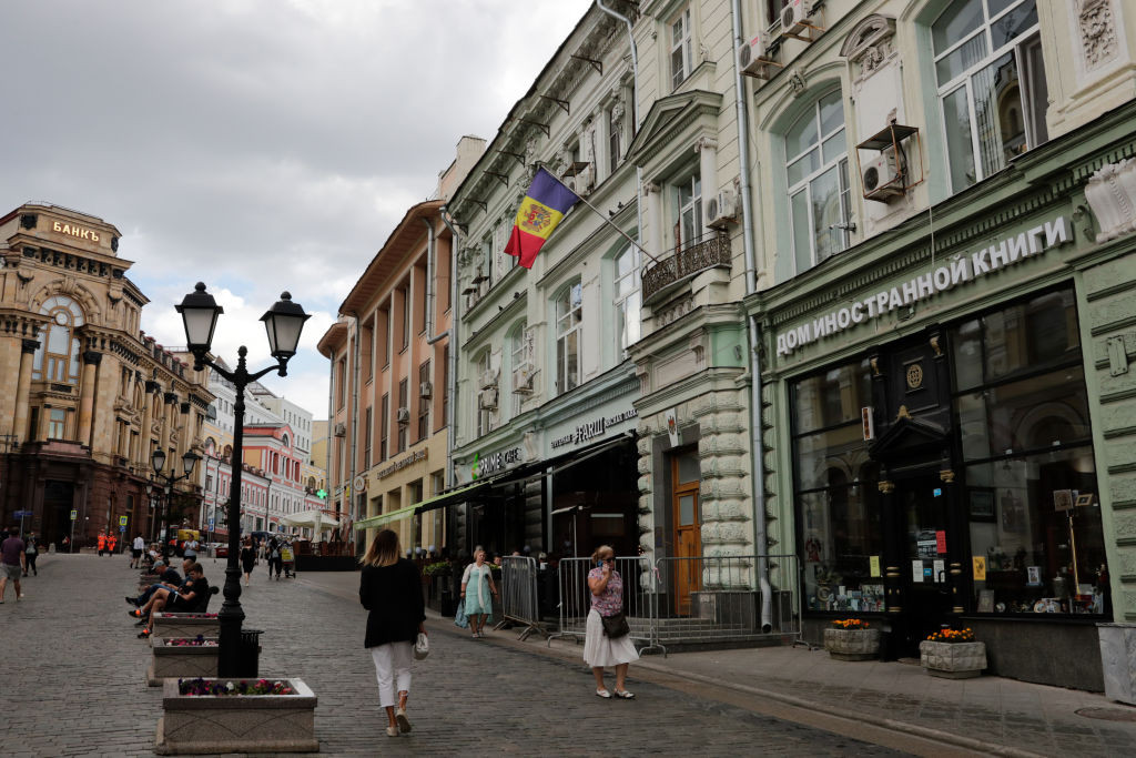 Șoferul Ambasadei R. Moldova în Rusia circula de 14 ani cu un permis auto fals. Cum a fost prins