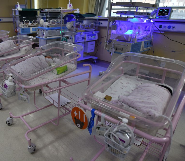 Două tinere din Spania au descoperit că au fost schimbate la naștere. Cum justifică șefa Sănătății greșeala produsă