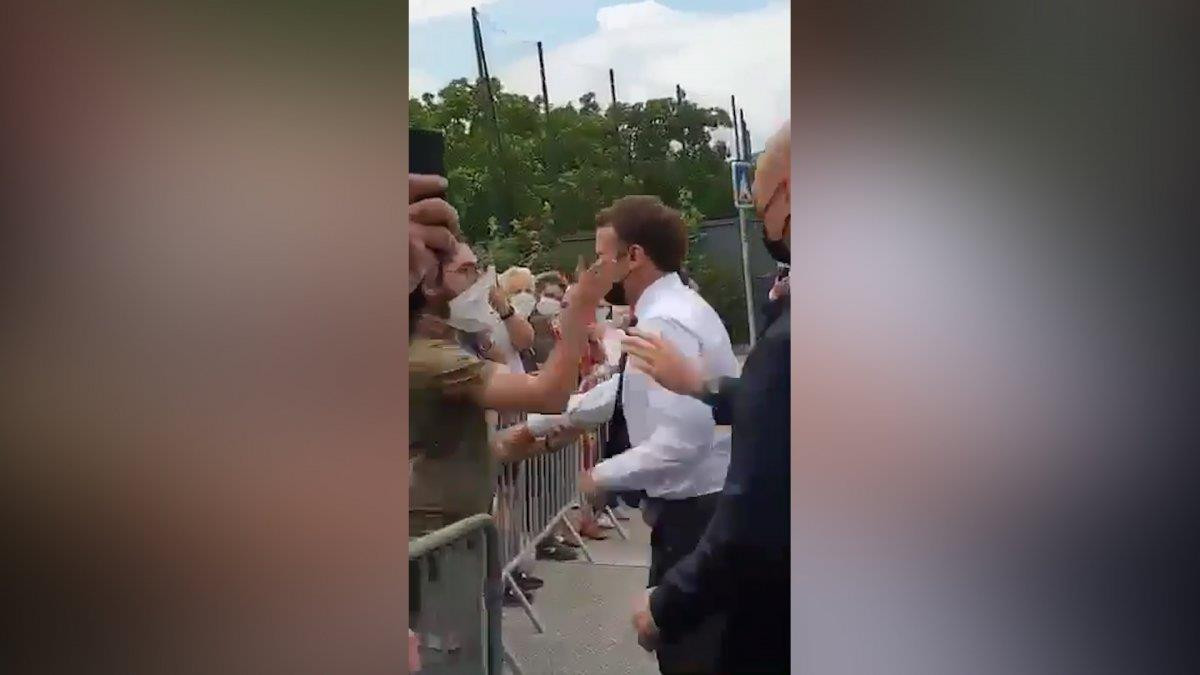 VIDEO. Președintele francez Emmanuel Macron, pălmuit de un bărbat în timpul vizitei în Drôme