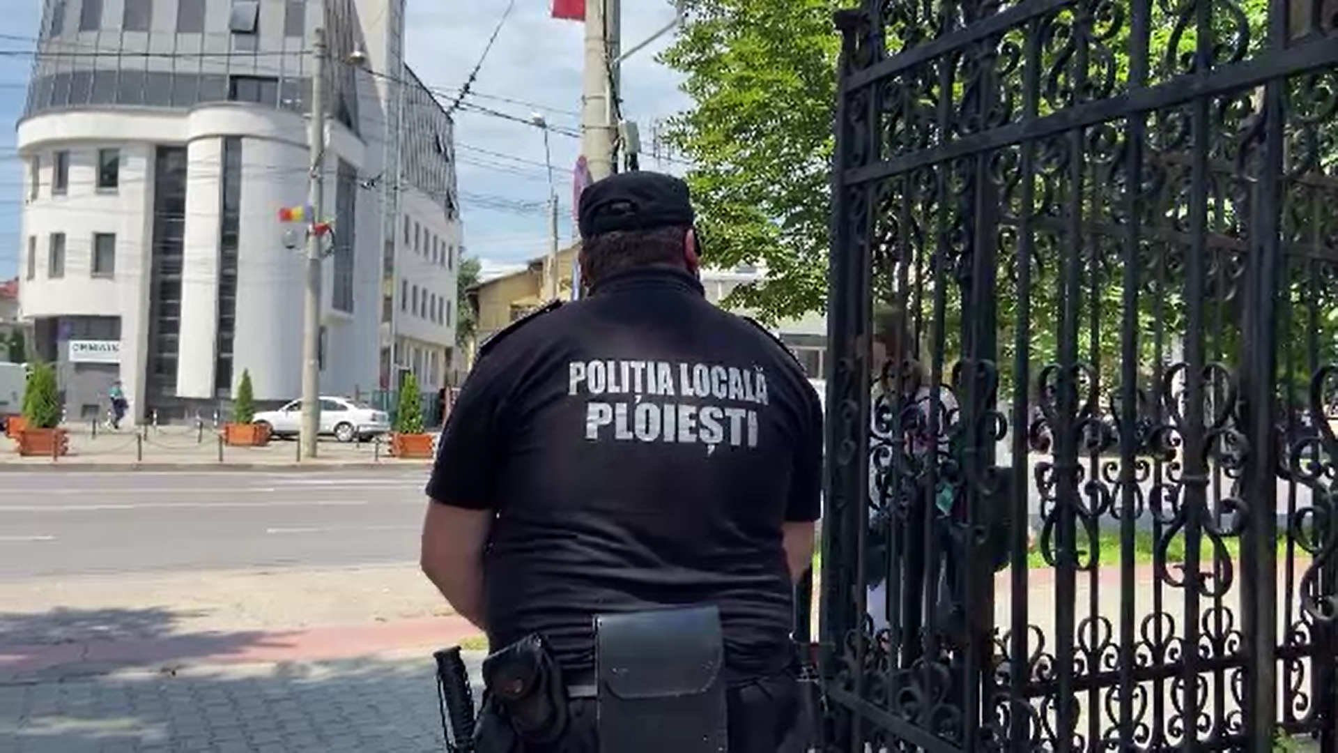 Un poliţist local din Ploieşti a fost lovit cu o piatră în cap după ce a intervenit într-un scandal