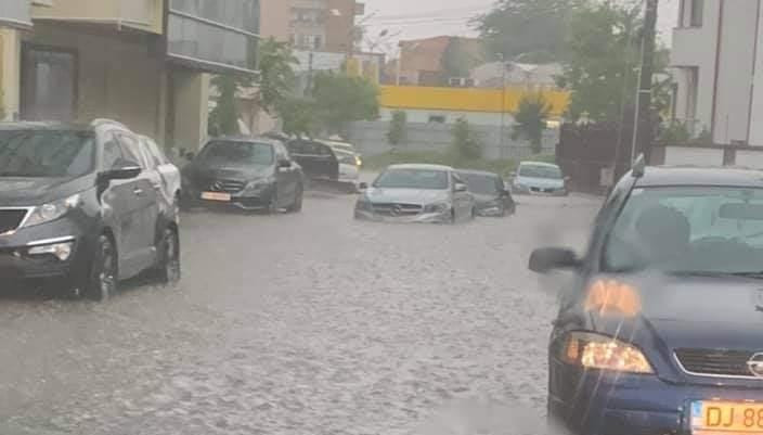 Ploaia torențială a făcut ravagii în Craiova. O stradă s-a surpat. VIDEO