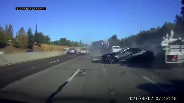 Accident în lanţ surprins de o cameră. Şase autovehicule au fost implicate