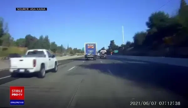 Accident în lanţ surprins de o cameră. Şase autovehicule au fost implicate