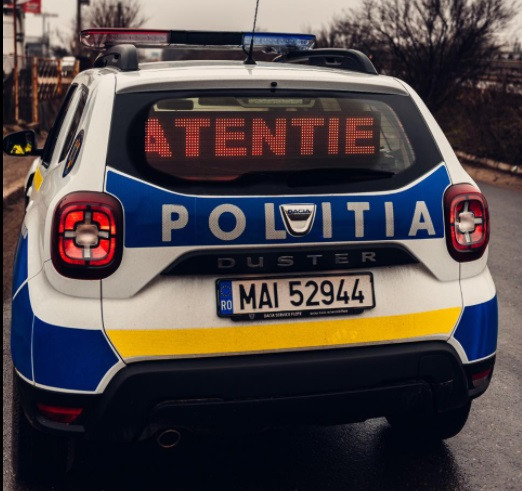 Un șofer băut a intrat cu mașina într-un gard și a fugit, deși un pasager era rănit