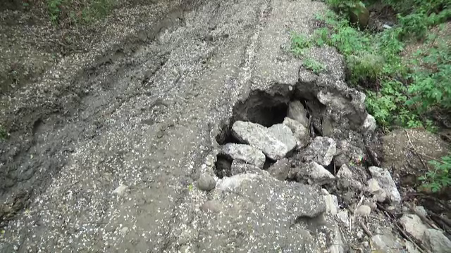 Localnicii dintr-o comună din Dâmbovița, în pericol din cauza alunecărilor de teren: ”Cele mai grave din ultimii 40 de ani”