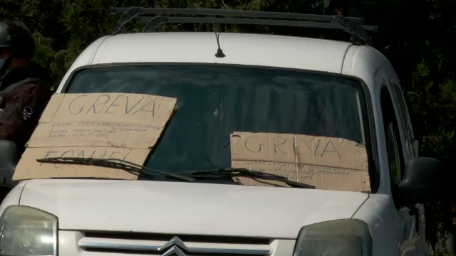 Bărbatul care s-a baricadat în mașină și a amenințat că se aruncă în aer în fața Prefecturii Bistrița, imobilizat