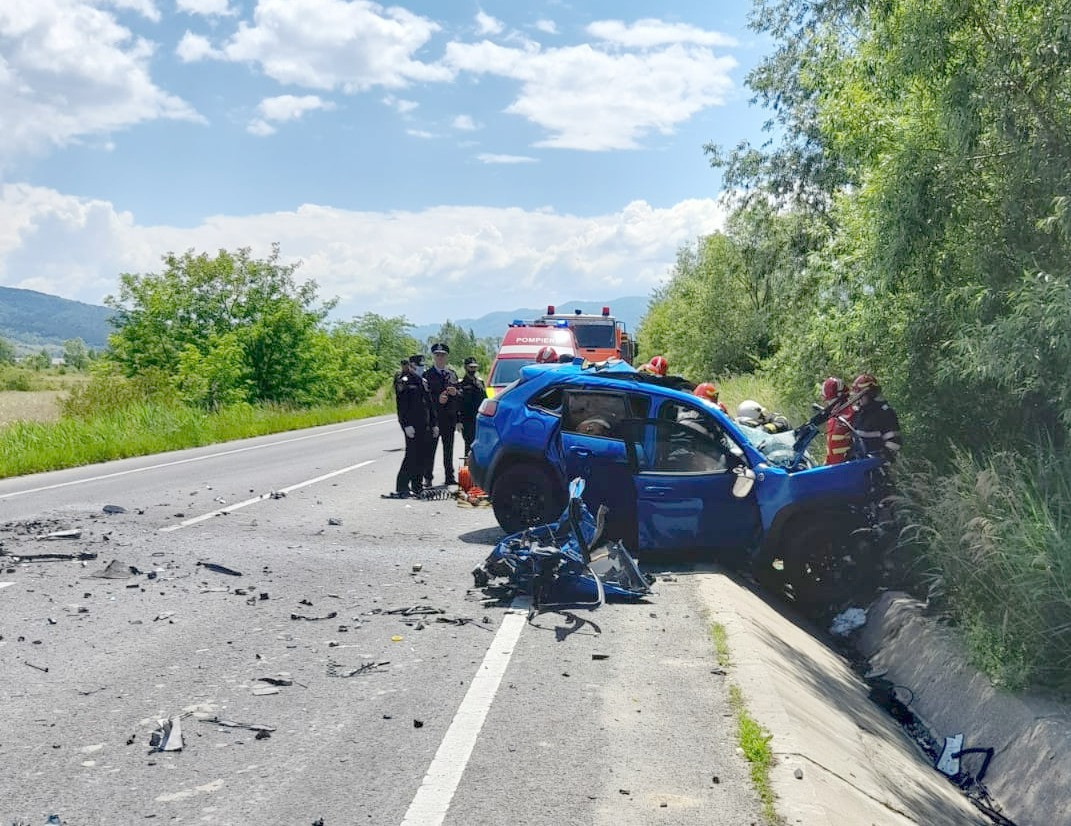 Un bărbat a murit în urma unui grav accident: S-a izbit cu mașina de un tir plin cu lemne