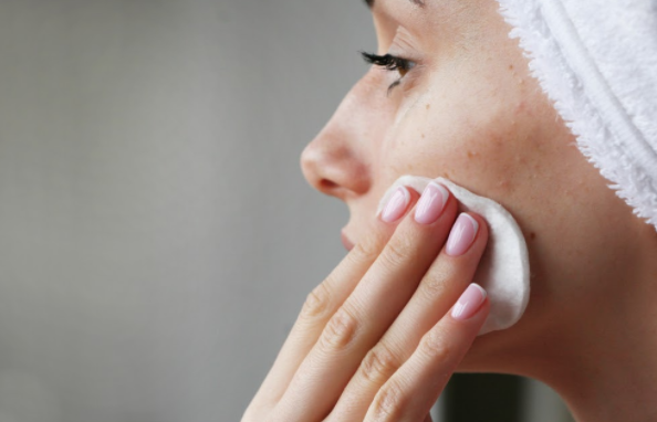 (P) Cum alegi produsul potrivit pentru curatarea tenului?