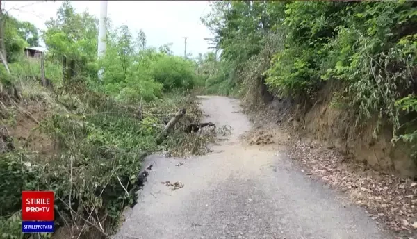 Localnicii dintr-o comună din Dâmbovița, în pericol din cauza alunecărilor de teren: ”Cele mai grave din ultimii 40 de ani”
